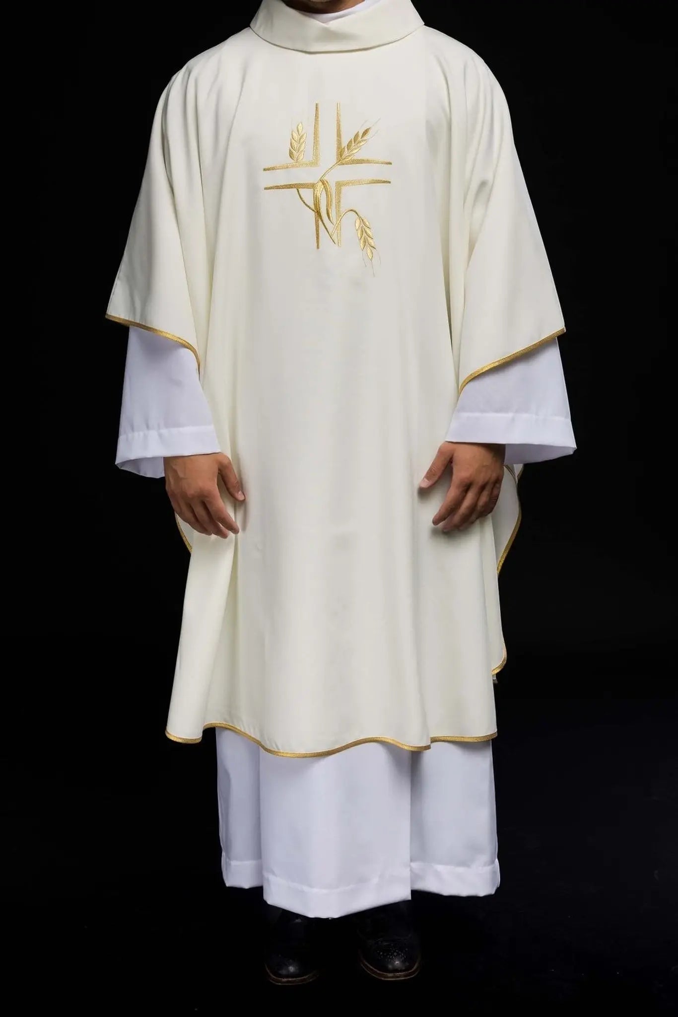 Chasuble with embroidery of the Cross in ecru