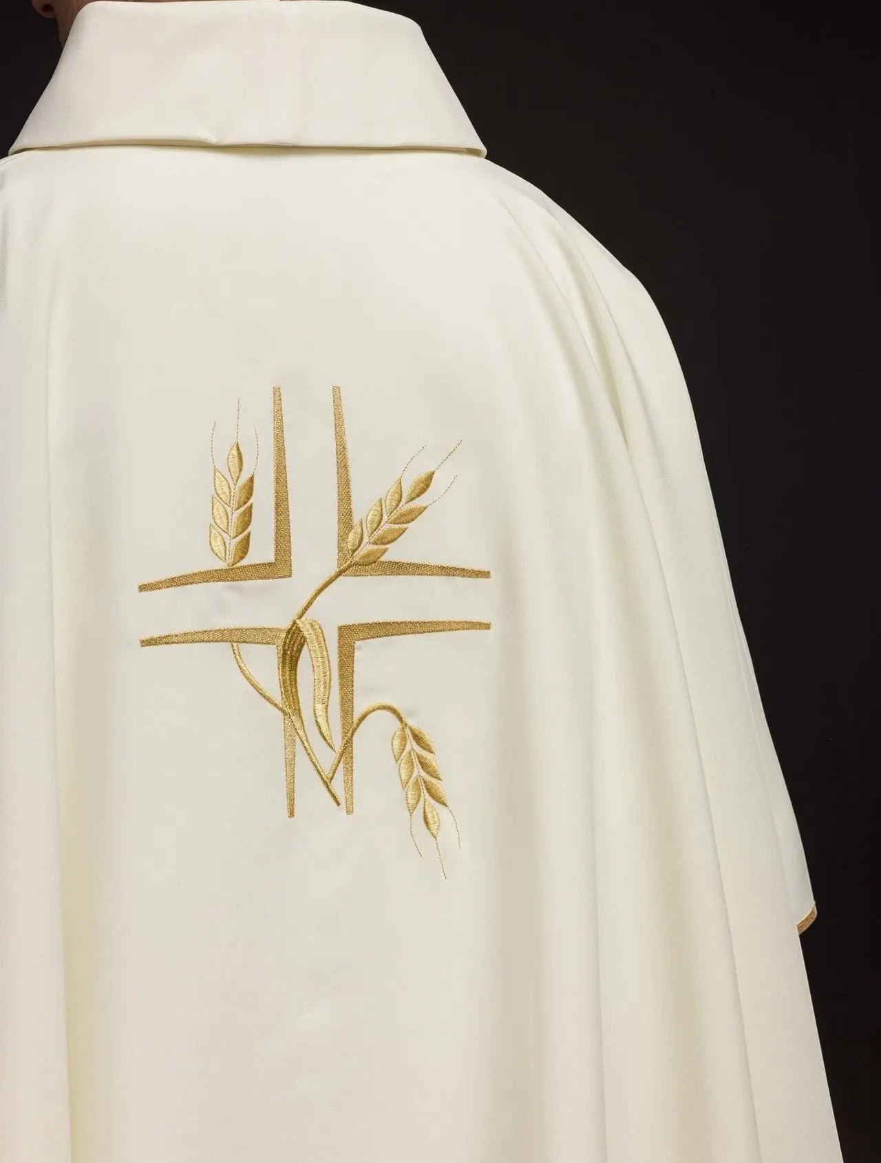 Chasuble with embroidery of the Cross in ecru