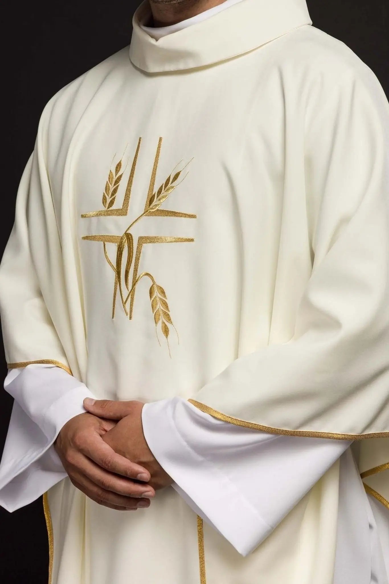 Chasuble with embroidery of the Cross in ecru