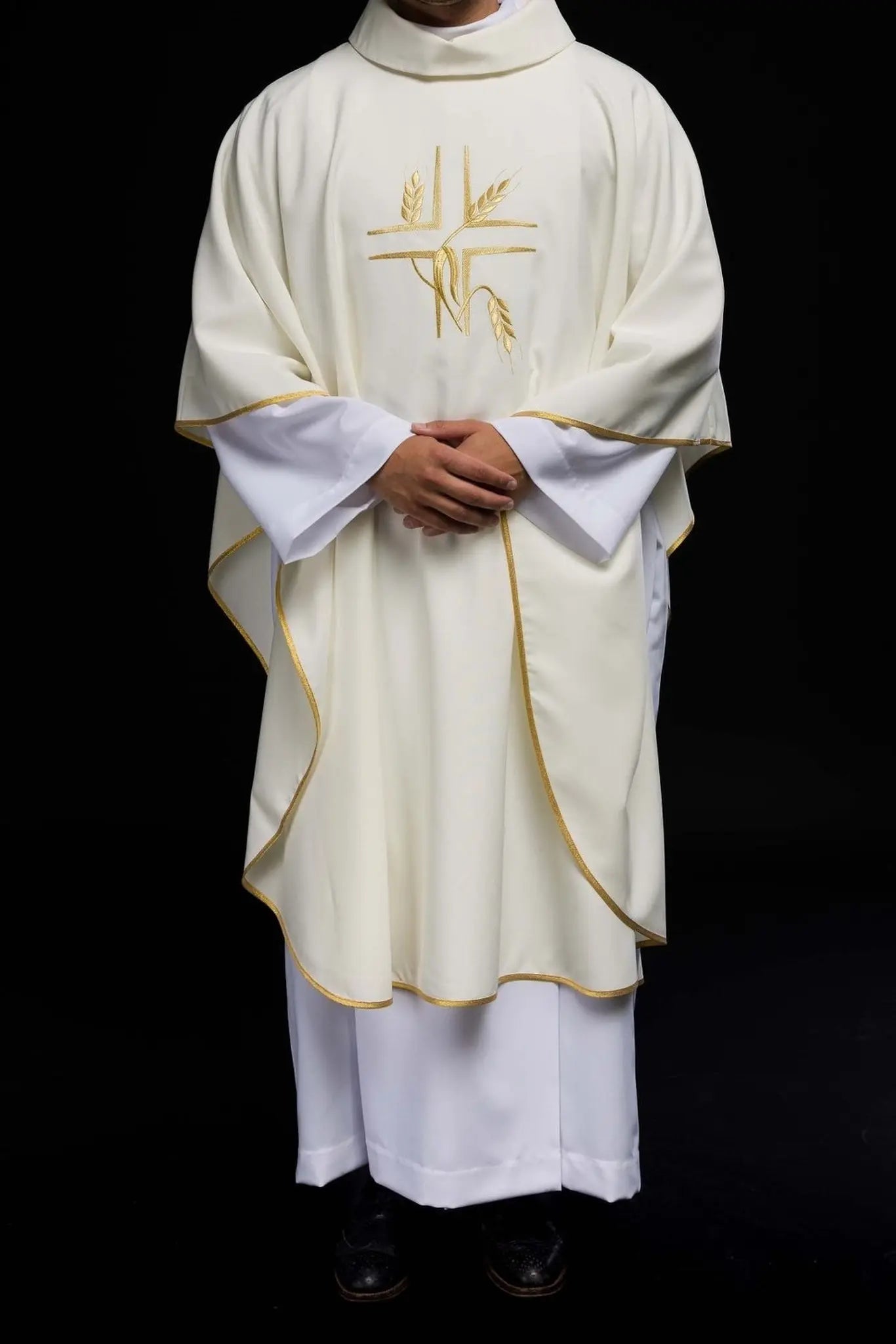 Chasuble with embroidery of the Cross in ecru