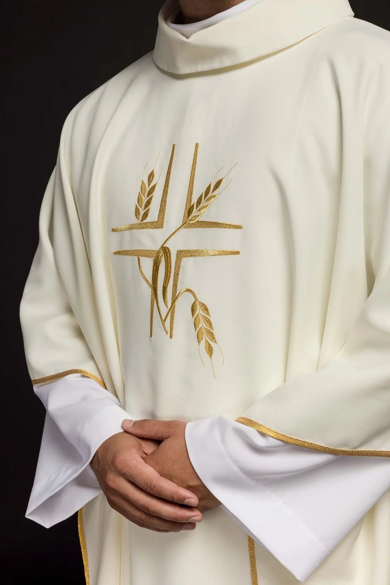 Chasuble with embroidery of the Cross in ecru
