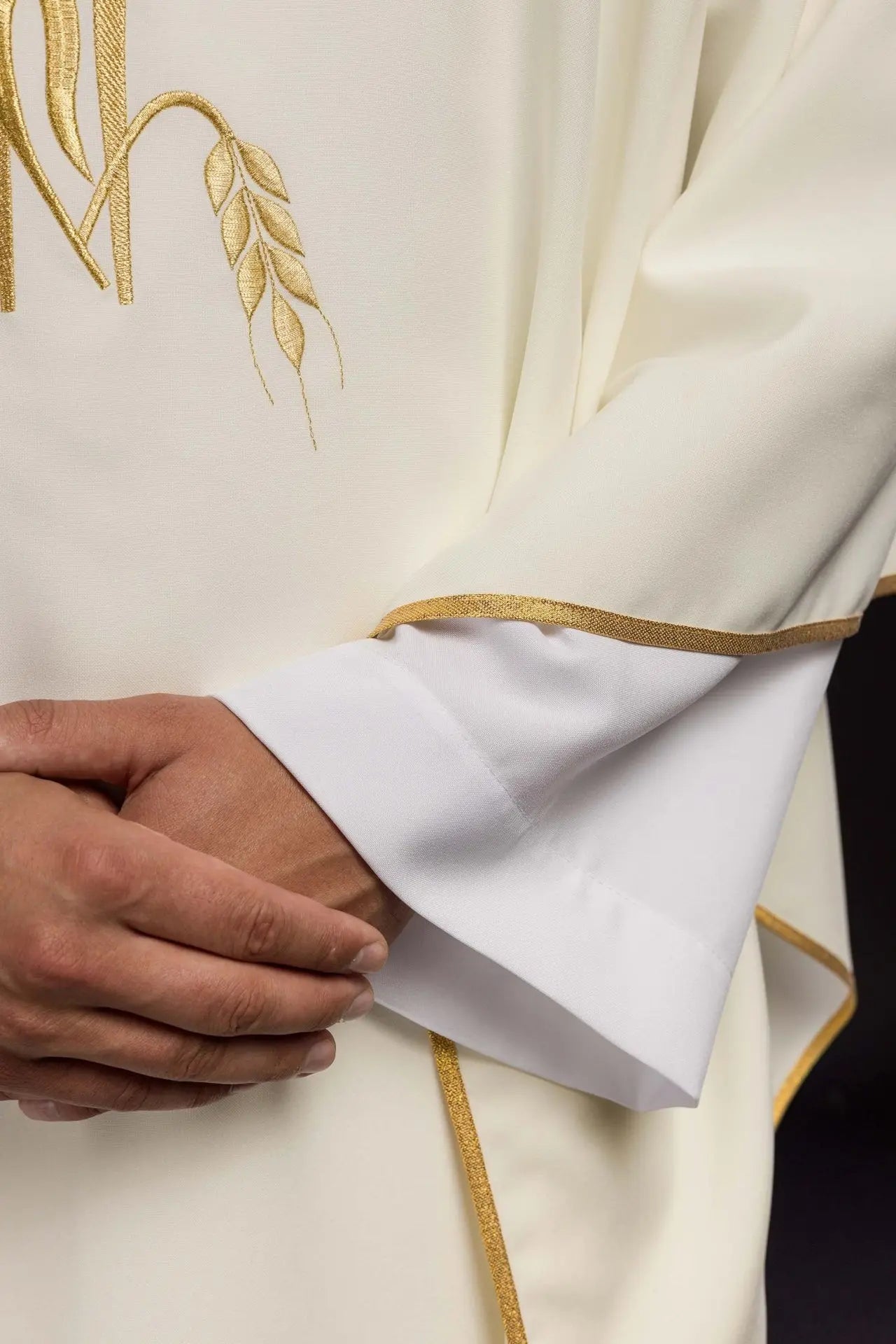 Chasuble with embroidery of the Cross in ecru
