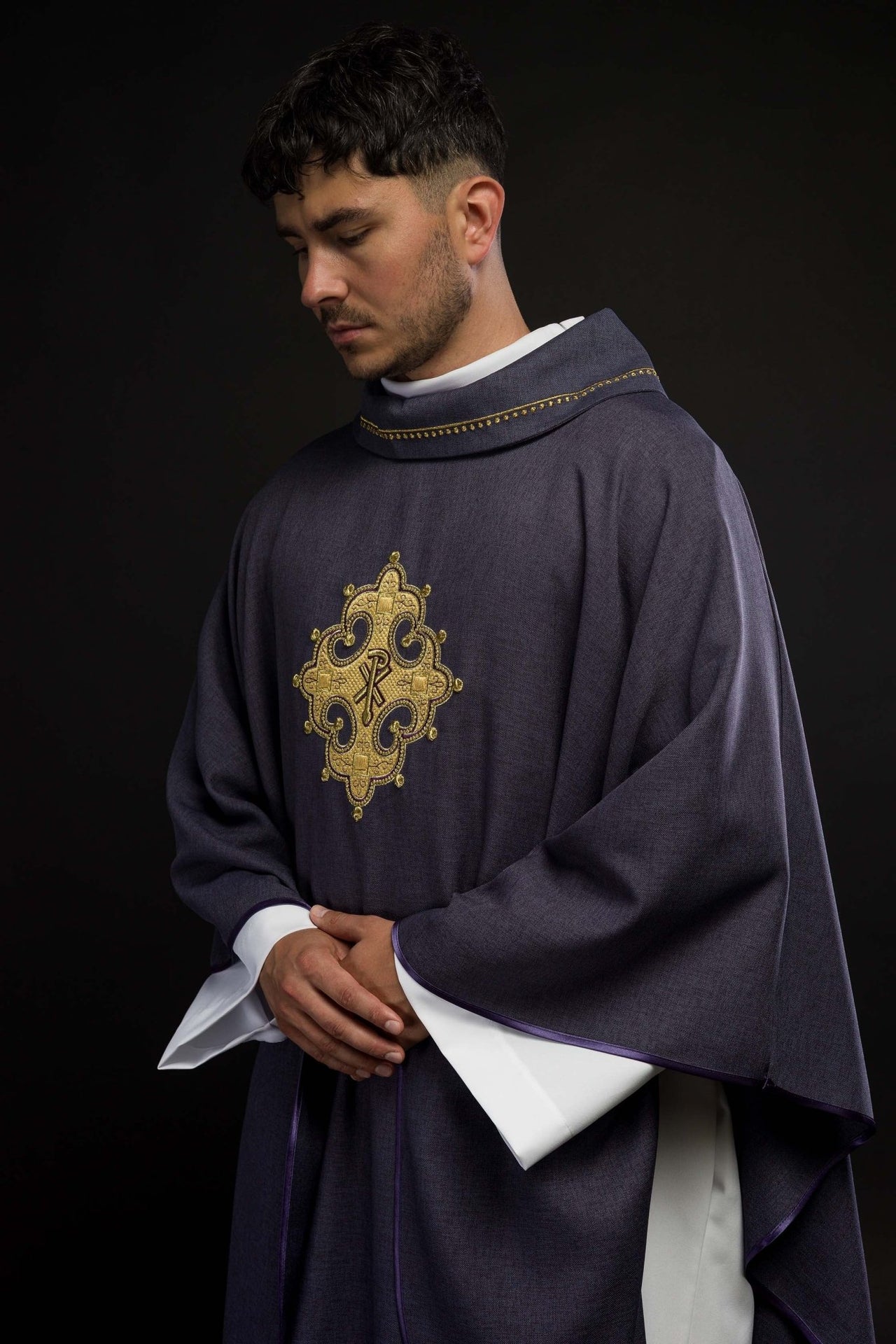 Ornat z haftowanym krzyżem i złotą lamówką na kołnierzu w kolorze fioletowym