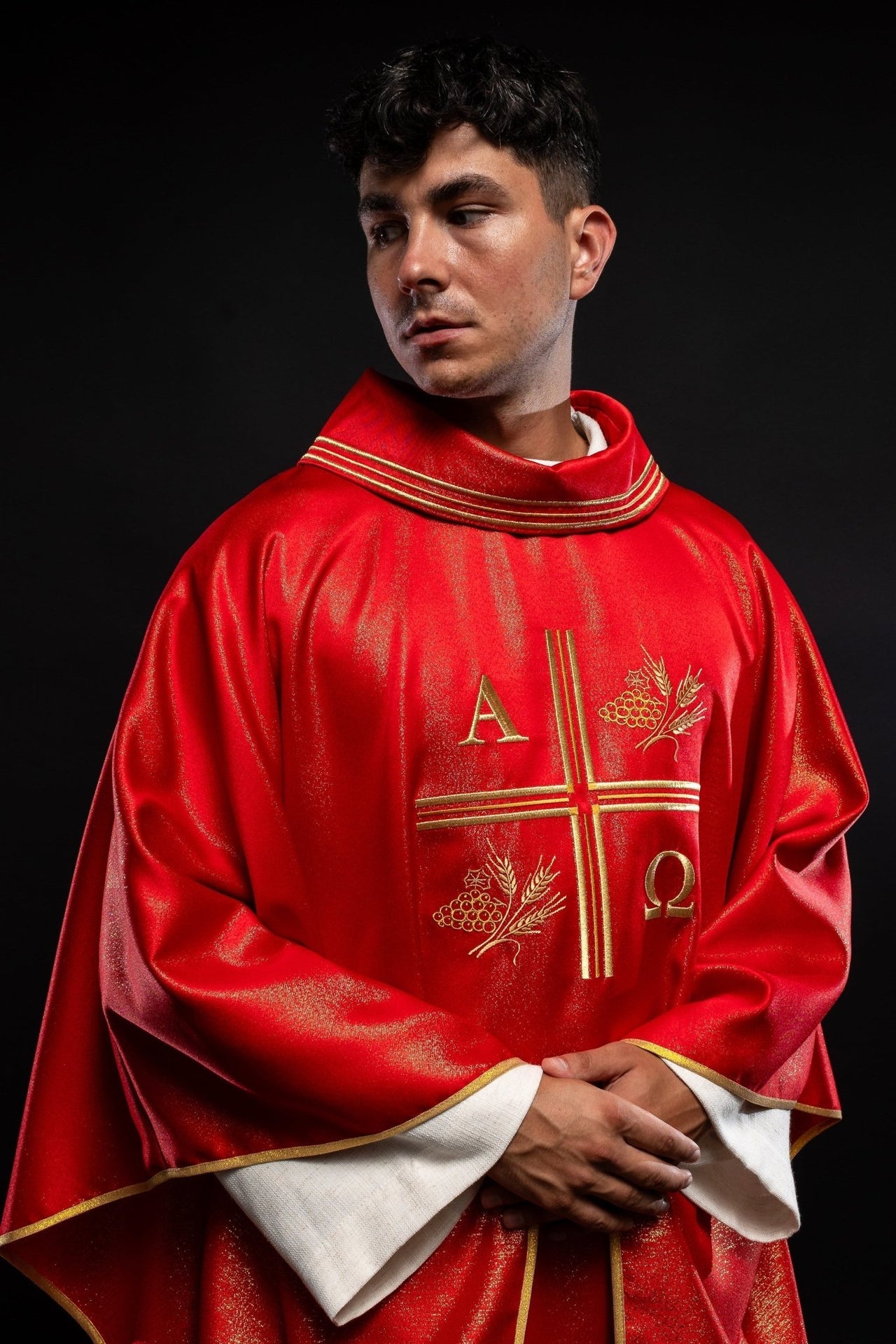 Ornat z haftowanym krzyżem, motywami Alfa i Omegi oraz kłosów w kolorze czerwonym