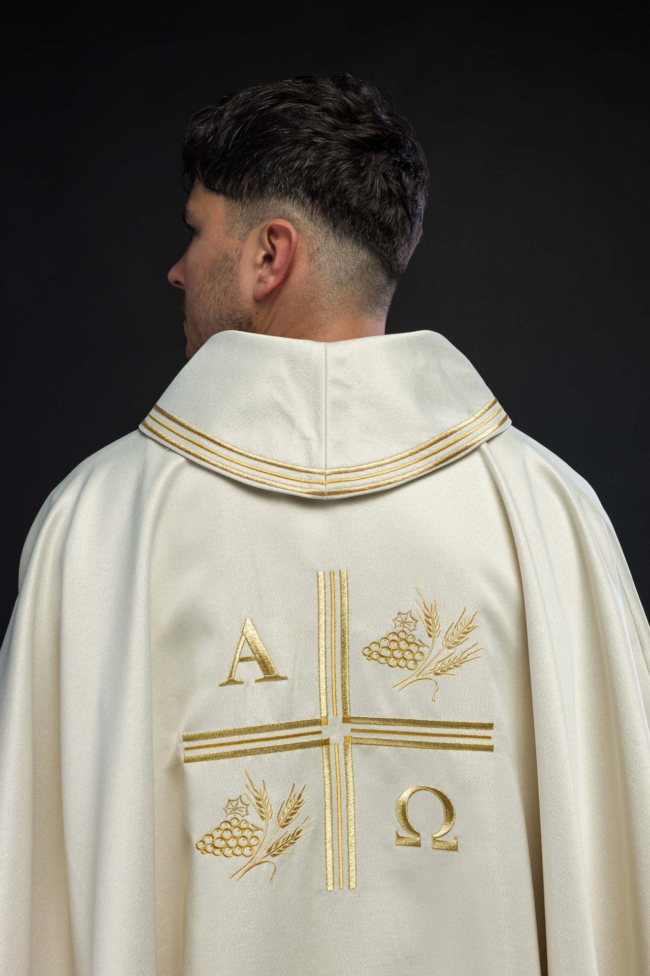 Ornat z haftowanym krzyżem oraz motywami Alfa i Omegi i kłosów w kolorze ecru