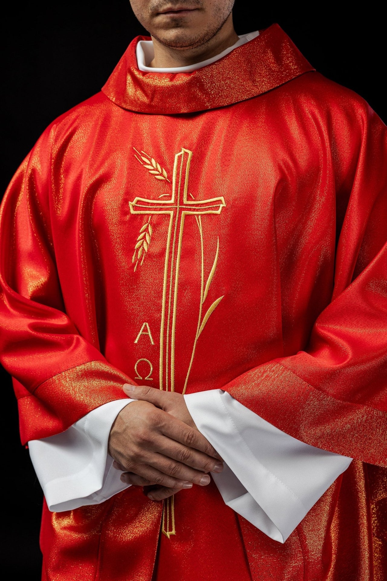 Ornat z motywem krzyża i kłosa w kolorze czerwonym