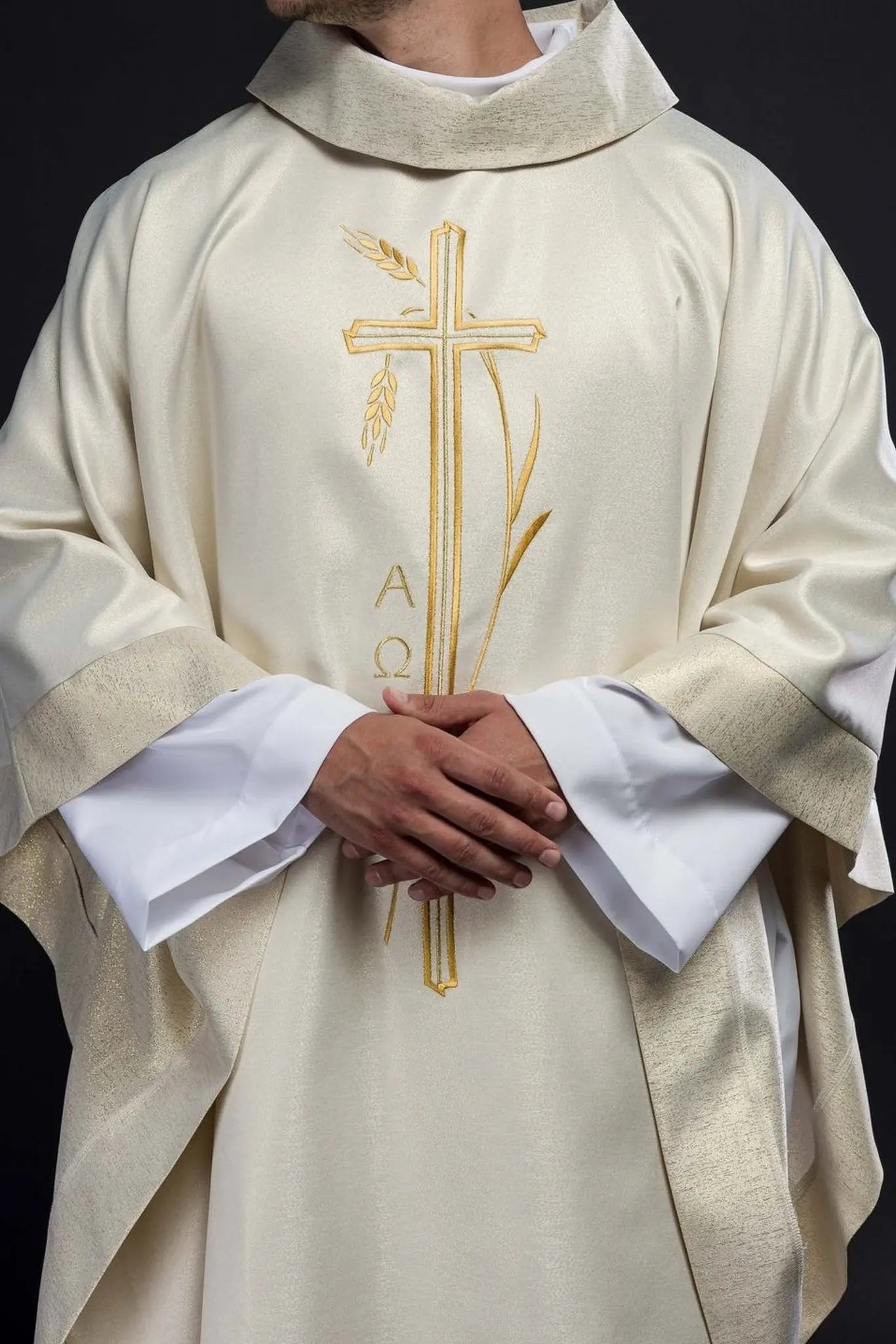 Chasuble with cross and ear motif in ecru