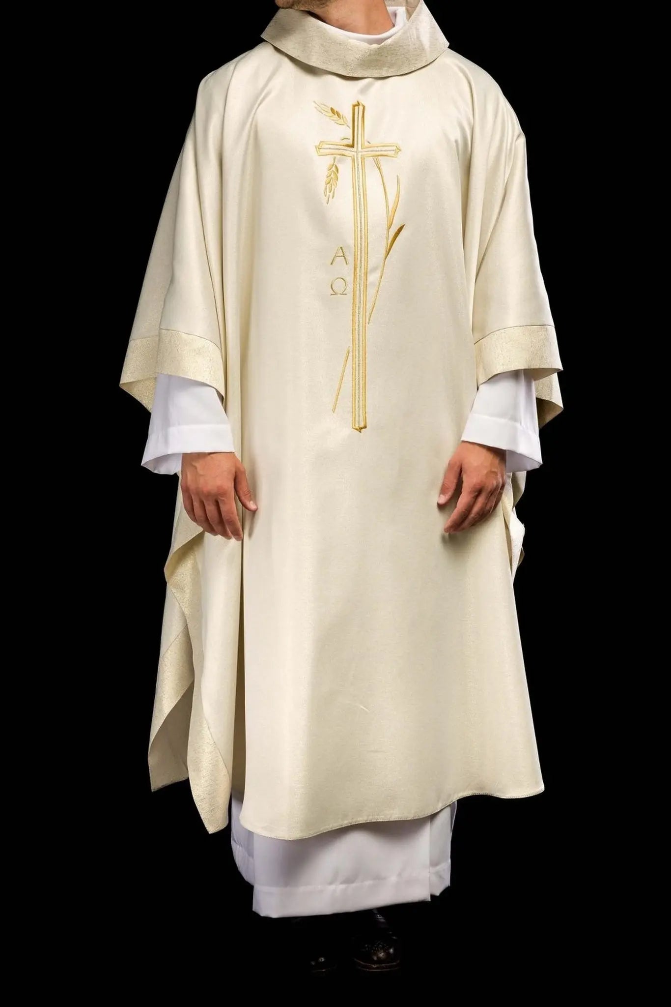 Chasuble with cross and ear motif in ecru