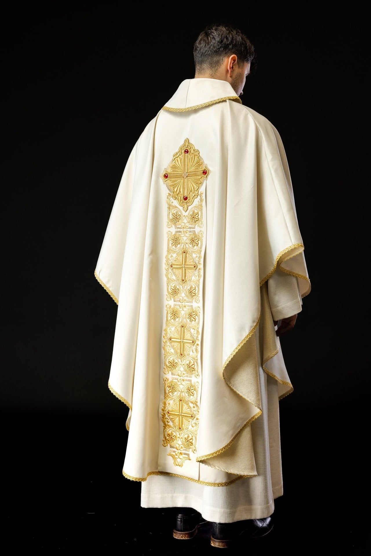 Ornat złoty bogato haftowany dekorowany kamieniami