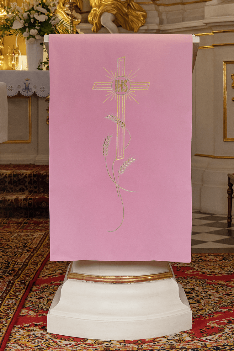 Różowy obrus na lektorium haftowana motyw krzyża i IHS