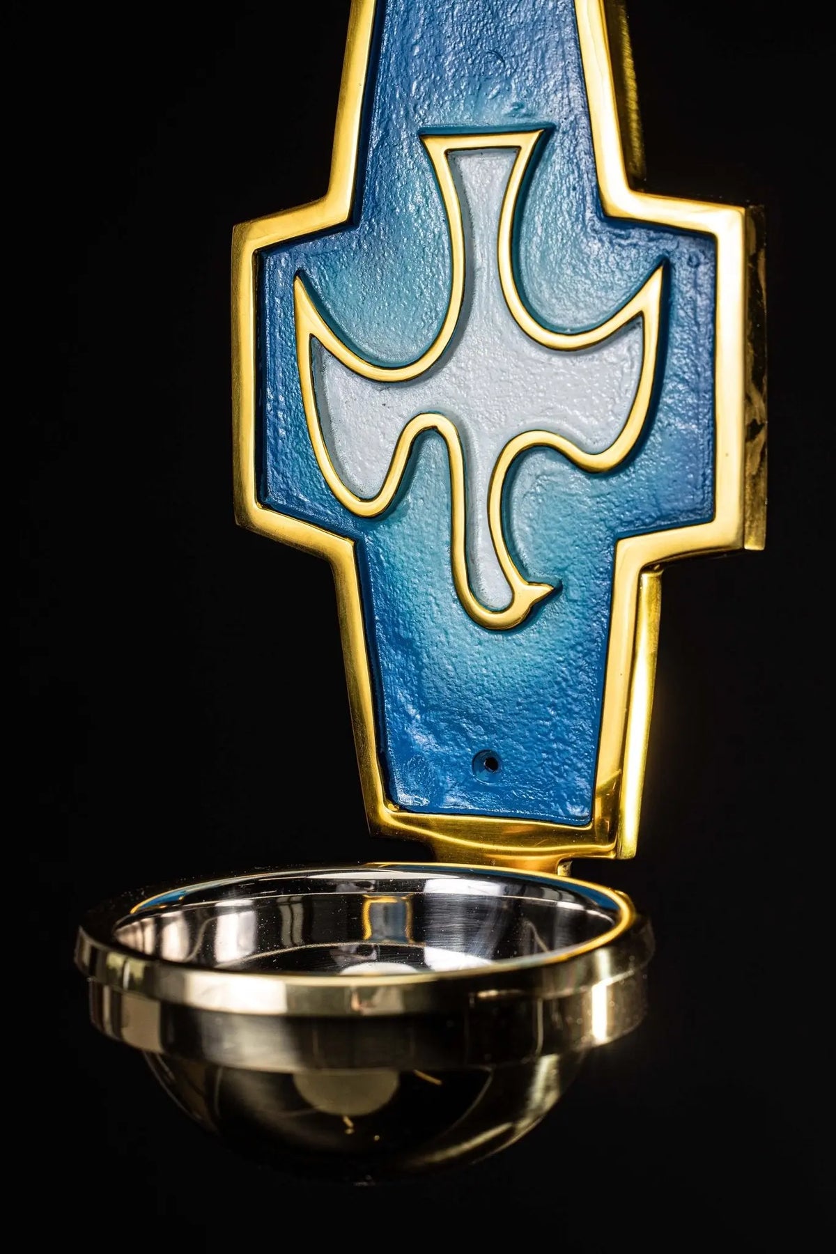 Blu acquasantiera con colomba dello Spirito Santo dorata, vista frontale ravvicinata