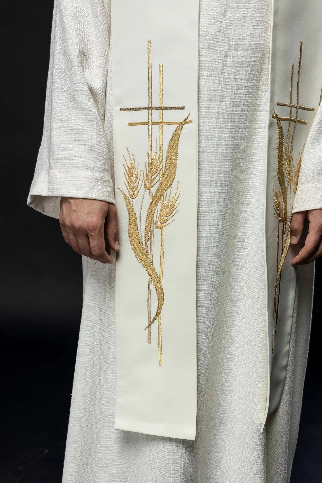 Embroidered priest's stole with decorated cross in ecru