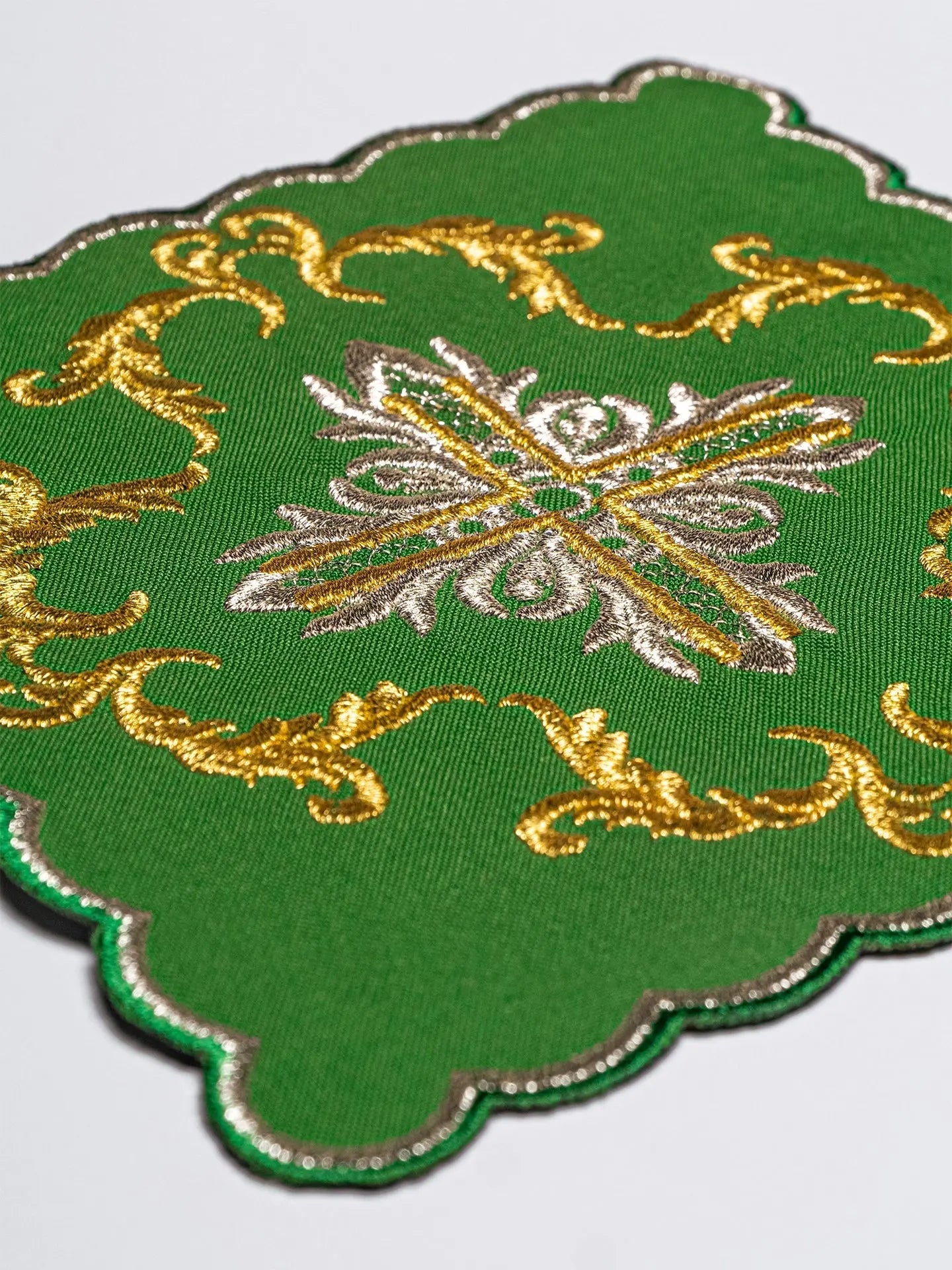 Green chalice linen embroidered with cross