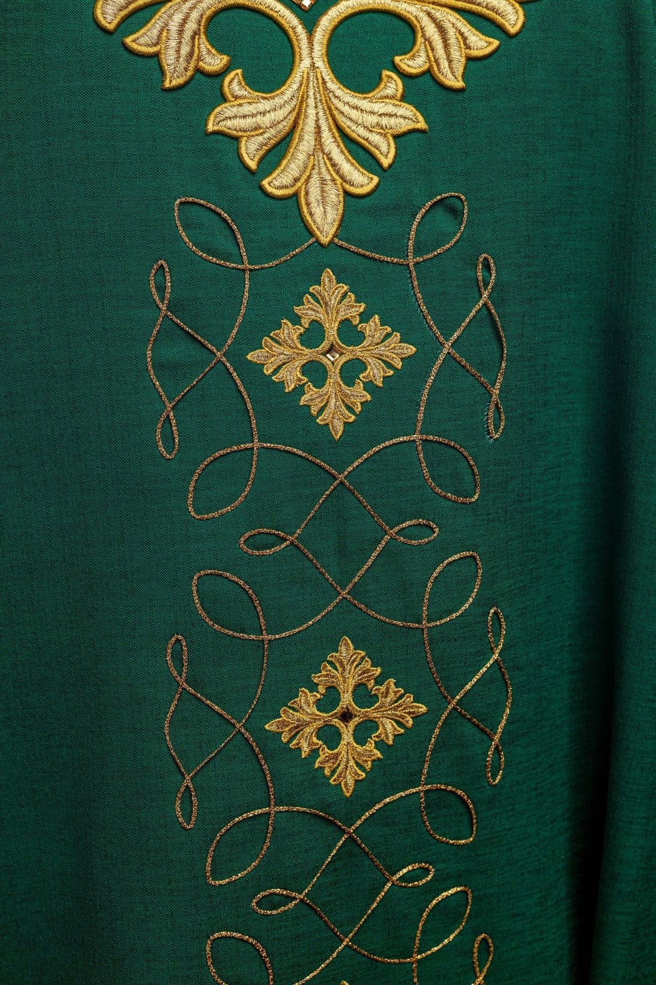 Zielony ornat bogato haftowany sznurkiem z kamieniami