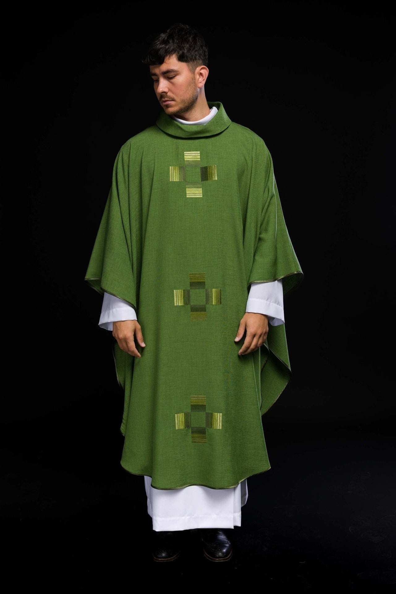 Zielony ornat haftowanymi krzyżami