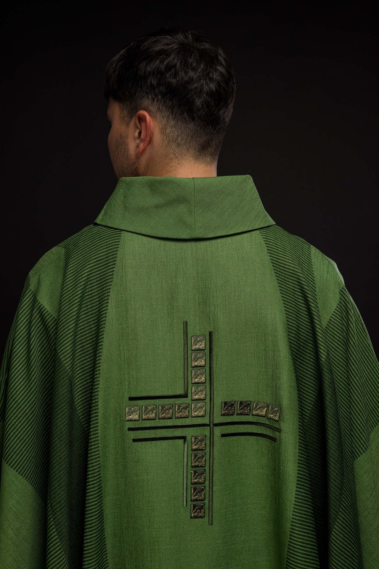 Zielony ornat liturgiczny z krzyżem