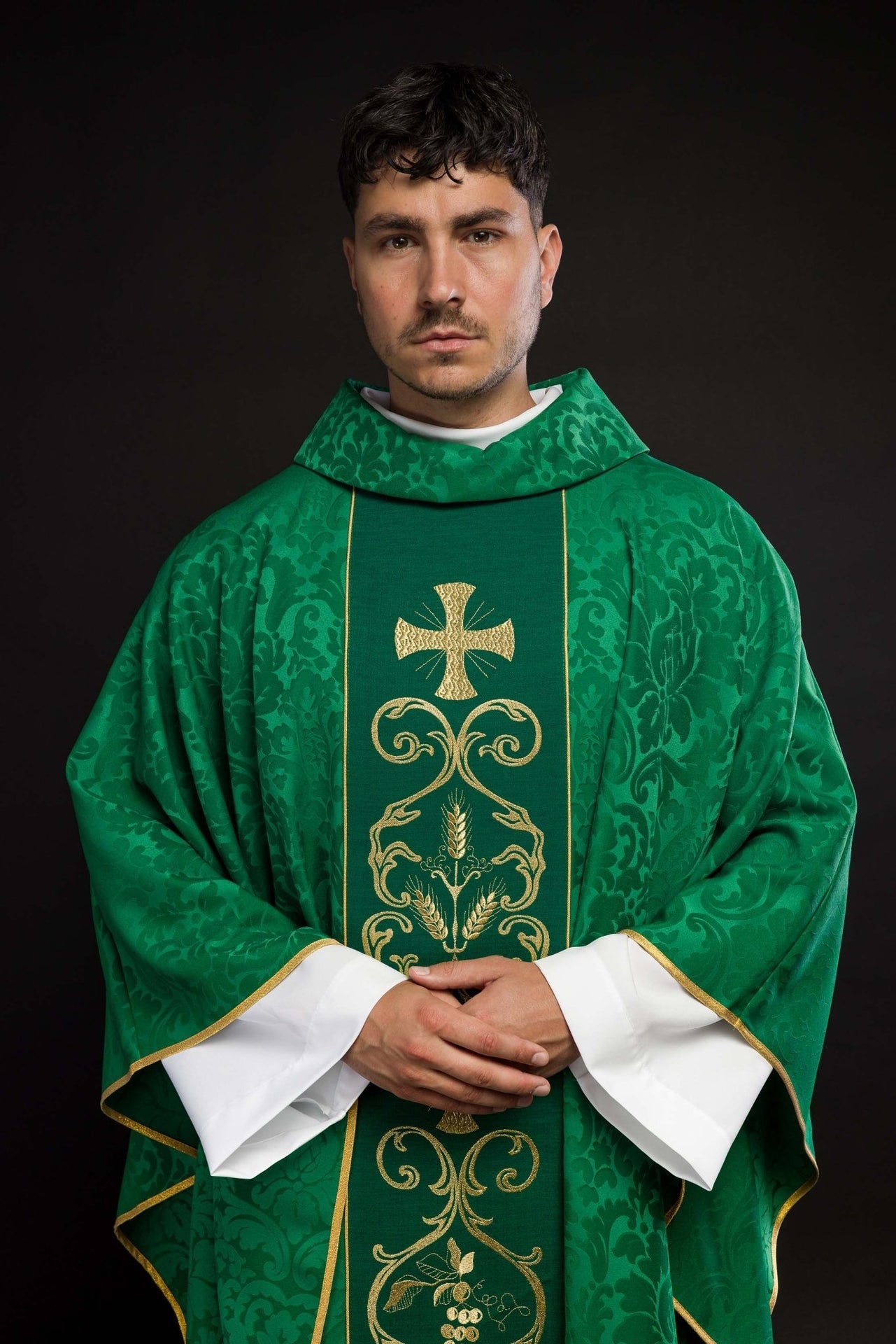 Zielony ornat liturgiczny zdobiony haftowanym pasem