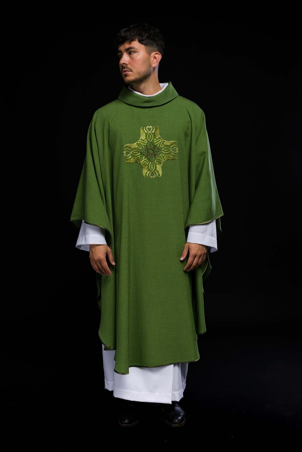 Zielony ornat z haftem Krzyża