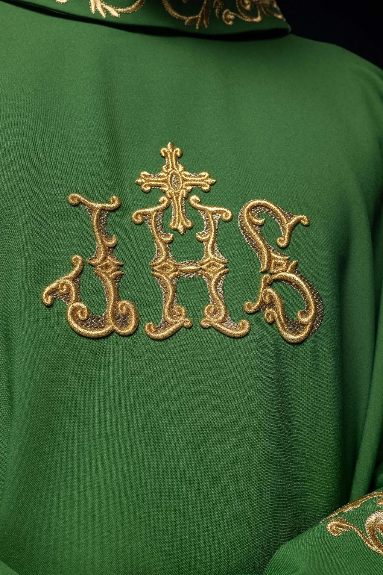Casula verde com bordado dourado de IHS e acabamento decorativo