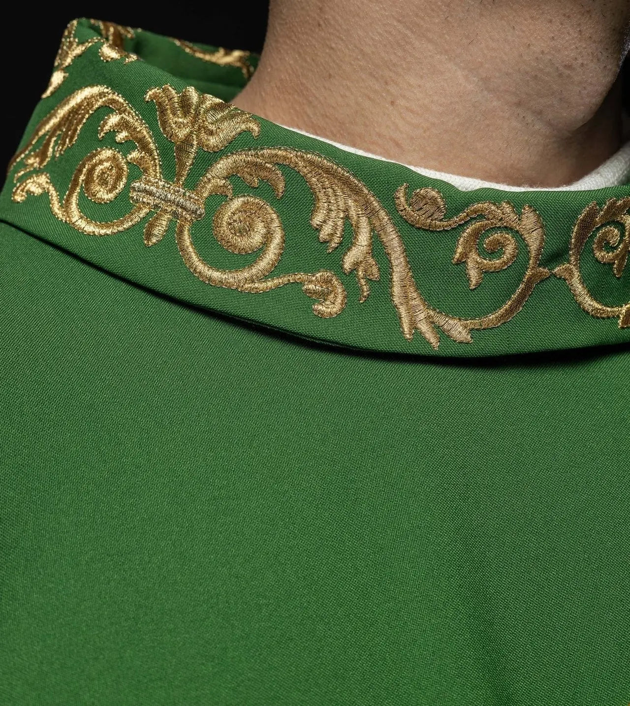 Casula verde com bordado dourado de IHS e acabamento decorativo