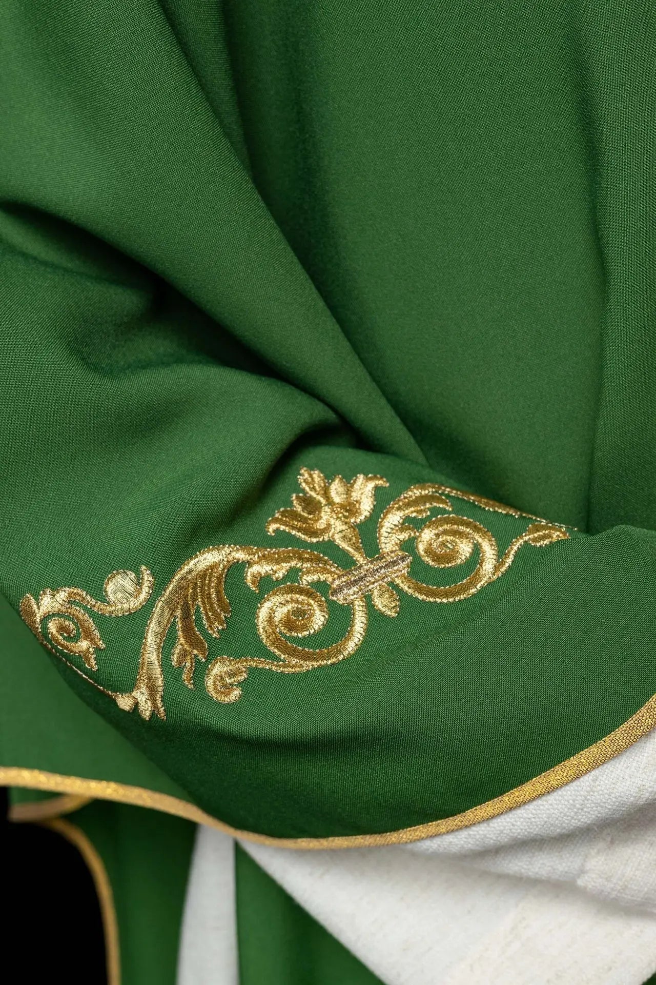 Casula verde com bordado dourado de IHS e acabamento decorativo