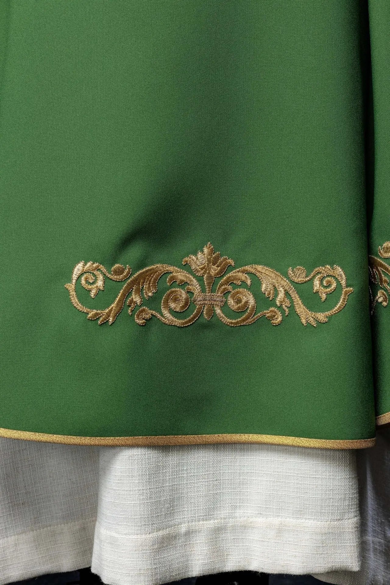 Casula verde com bordado dourado de IHS e acabamento decorativo