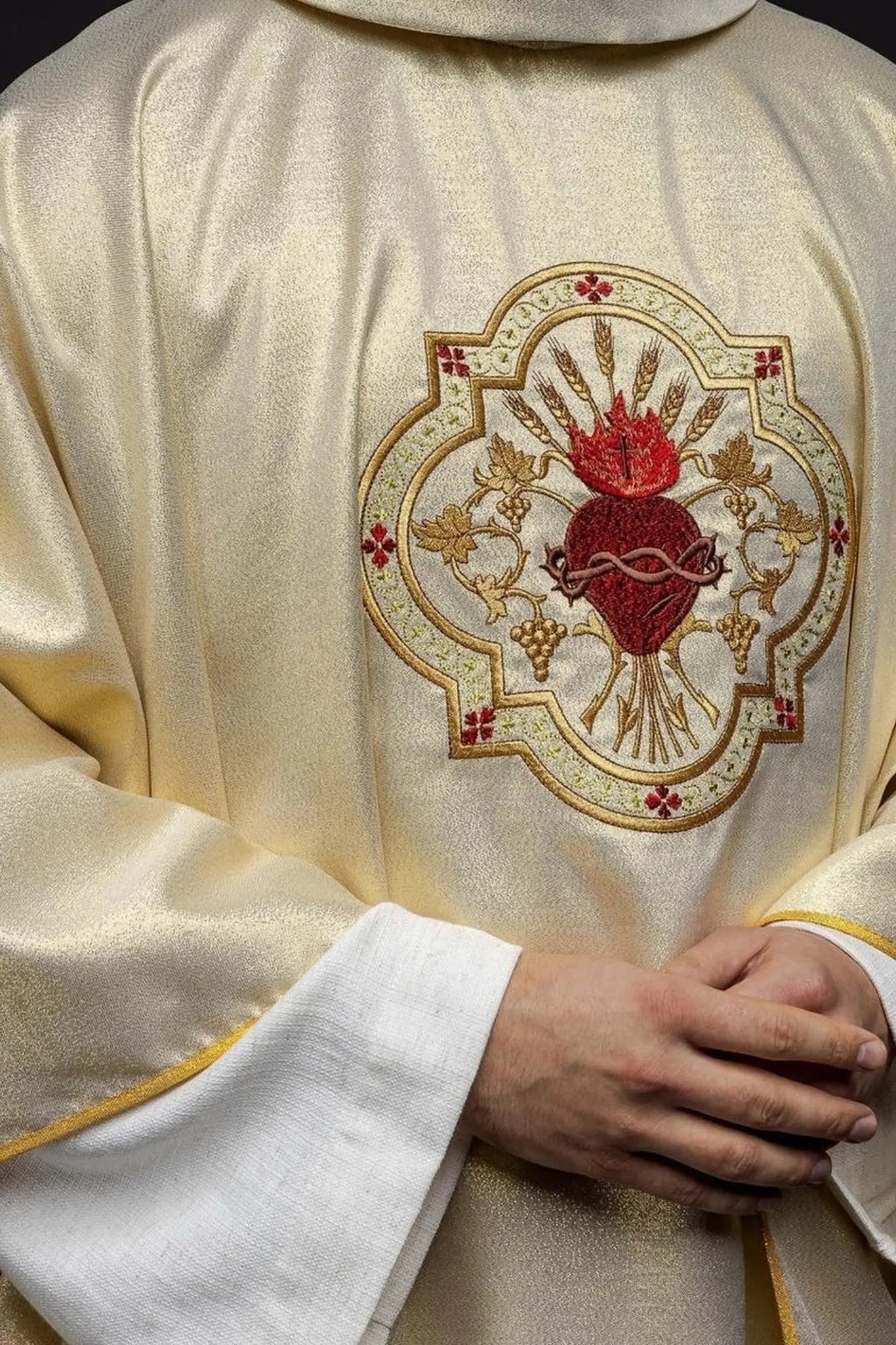 Gold chasuble embroidered with the motif of the Heart of Jesus and the Chalice