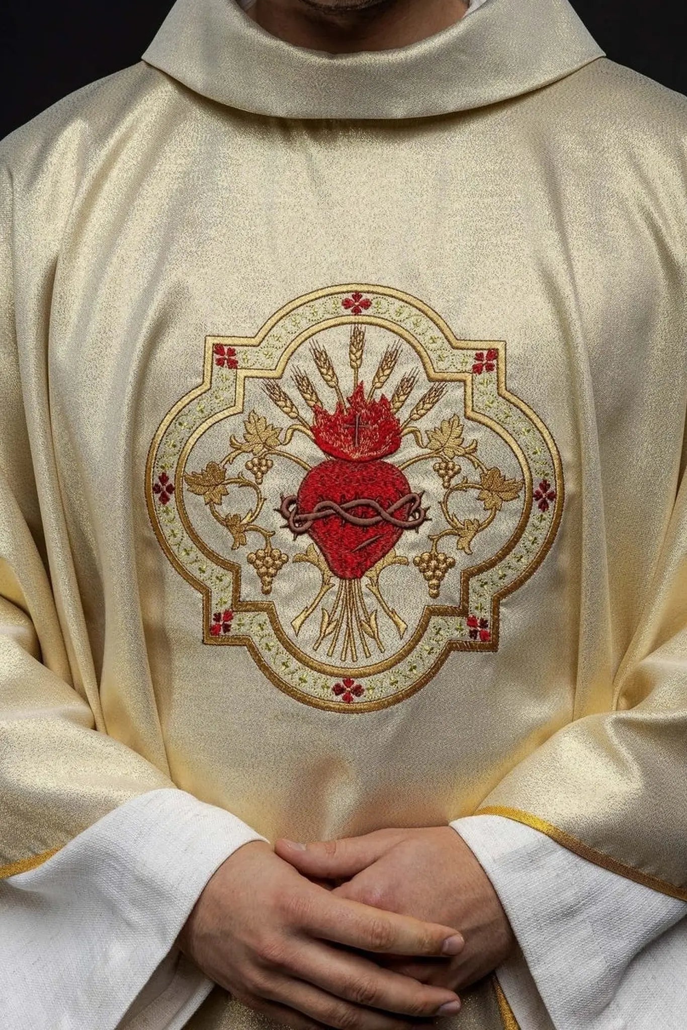 Gold chasuble embroidered with the motif of the Heart of Jesus and the Chalice