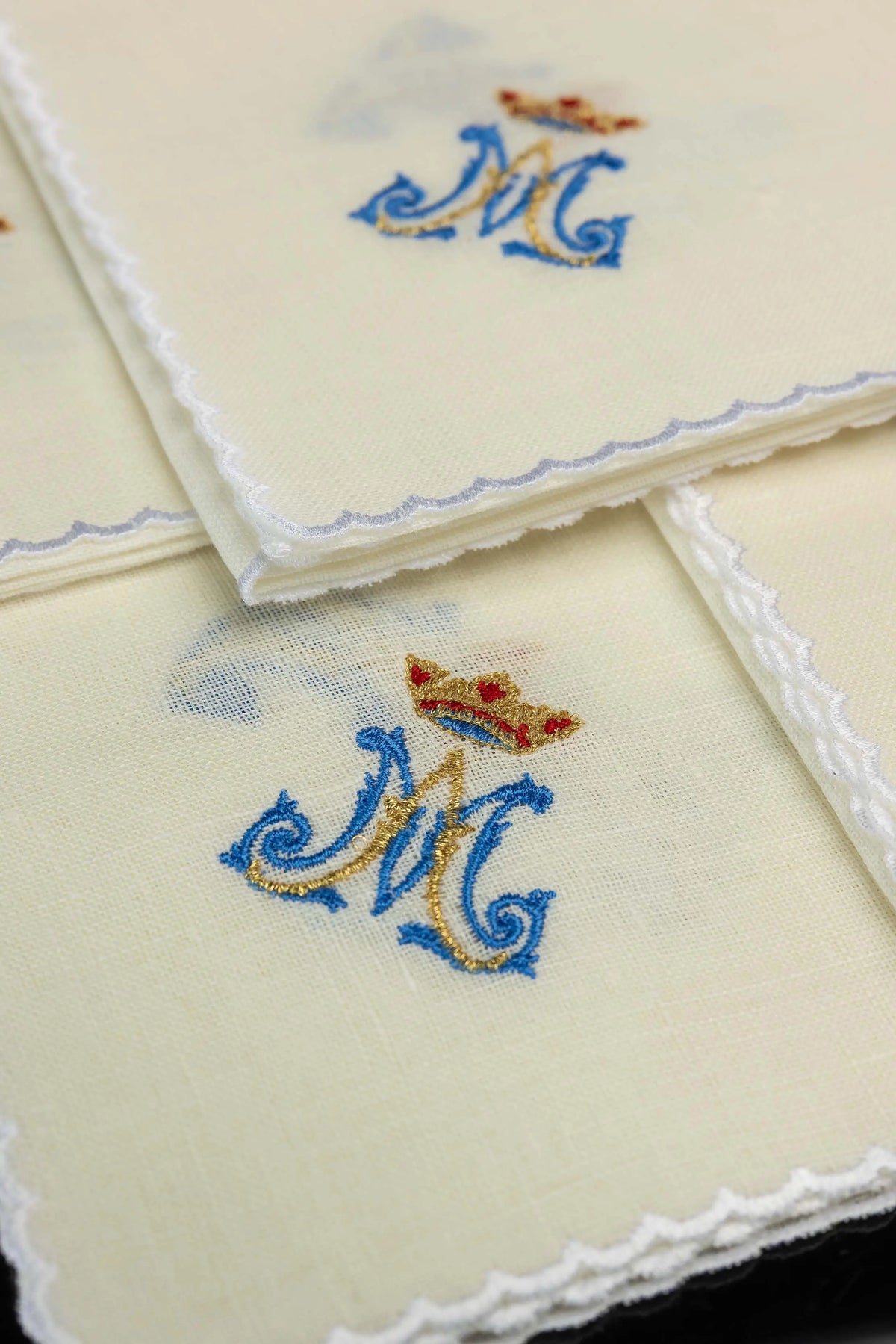 Set di 5 corporali di lino con monogramma mariano coronato