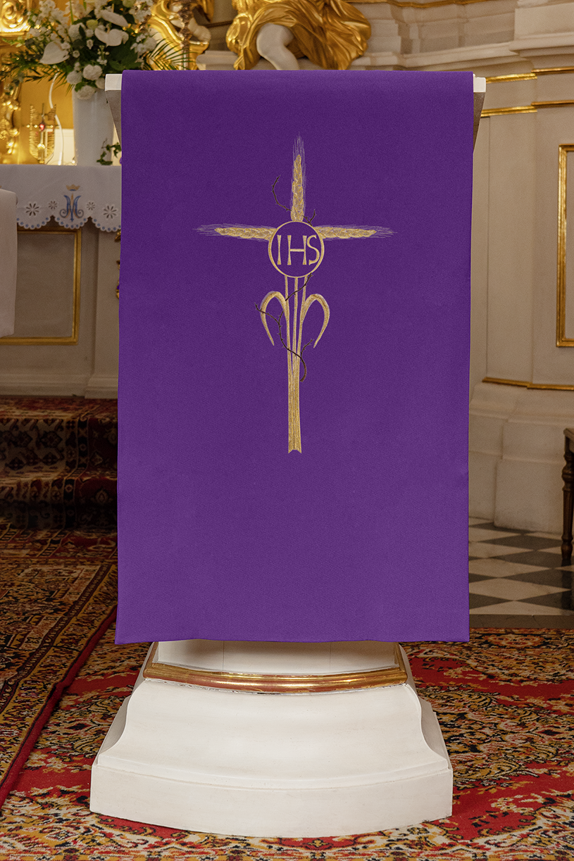 Embroidered lectern napkin with motif of the Cross and IHS