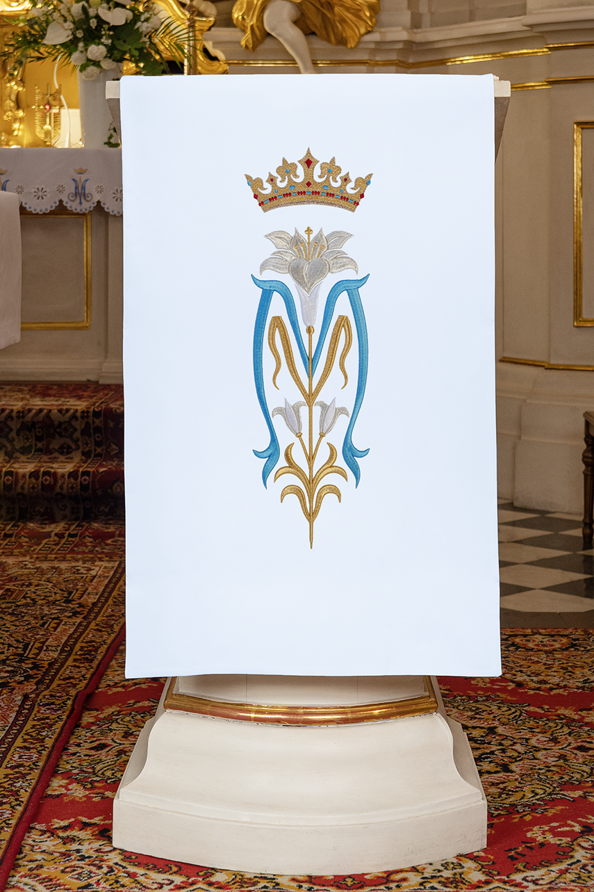 Embroidered lectern napkin with Marian motif