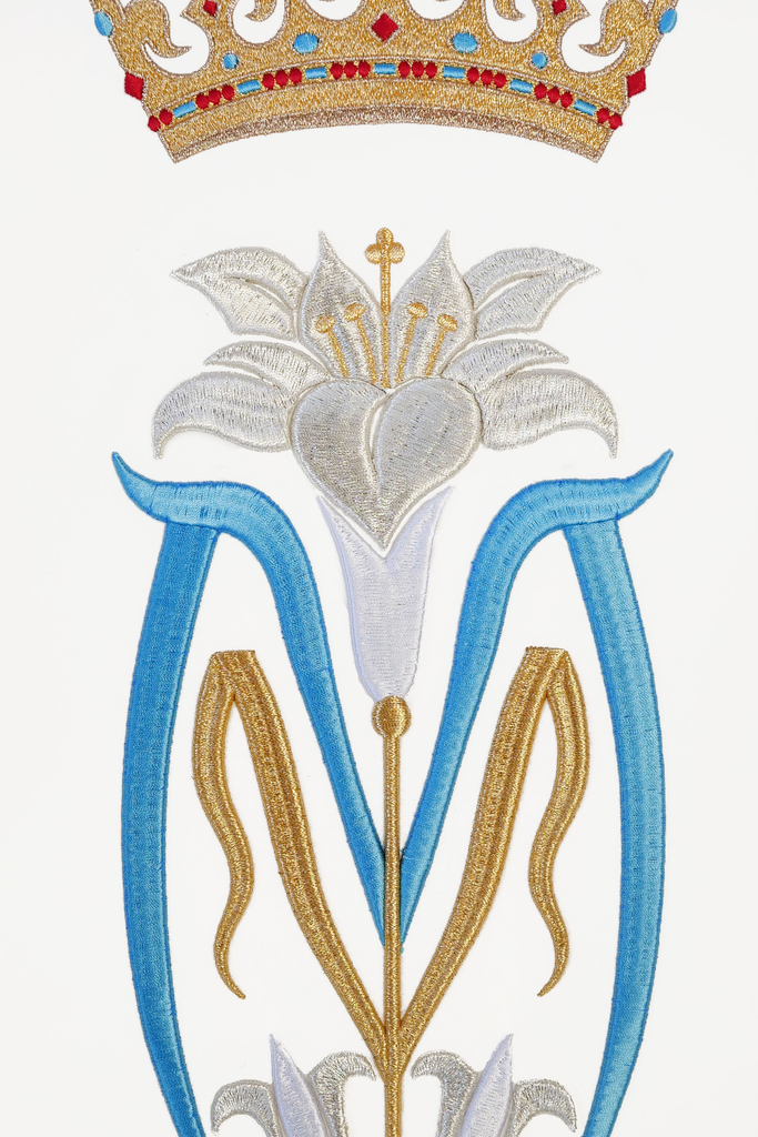 Embroidered lectern napkin with Marian motif