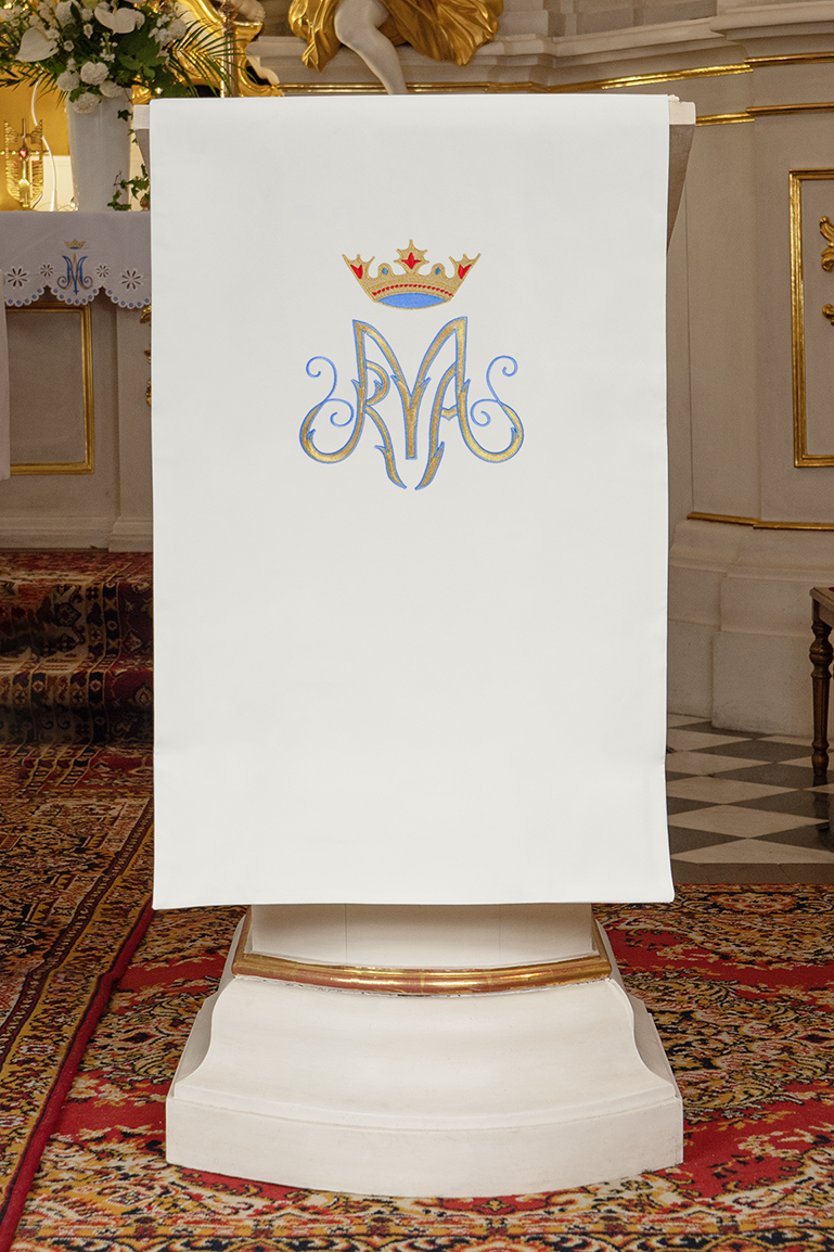 Lectorium serviette with embroidered Marian motif