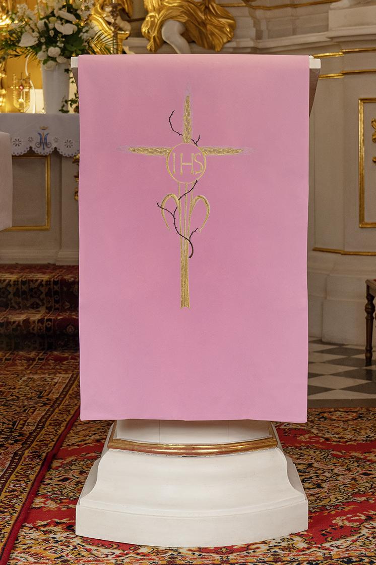 Serviette for lectionary with gold cross embroidery