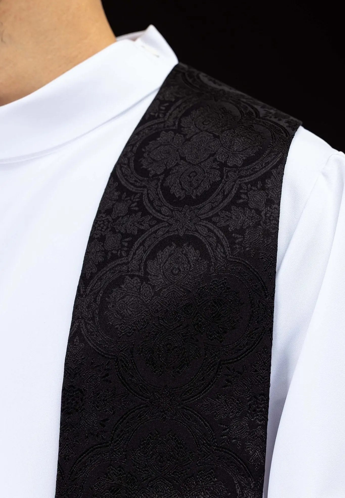 Estola Jacquard preta com cruz bordada