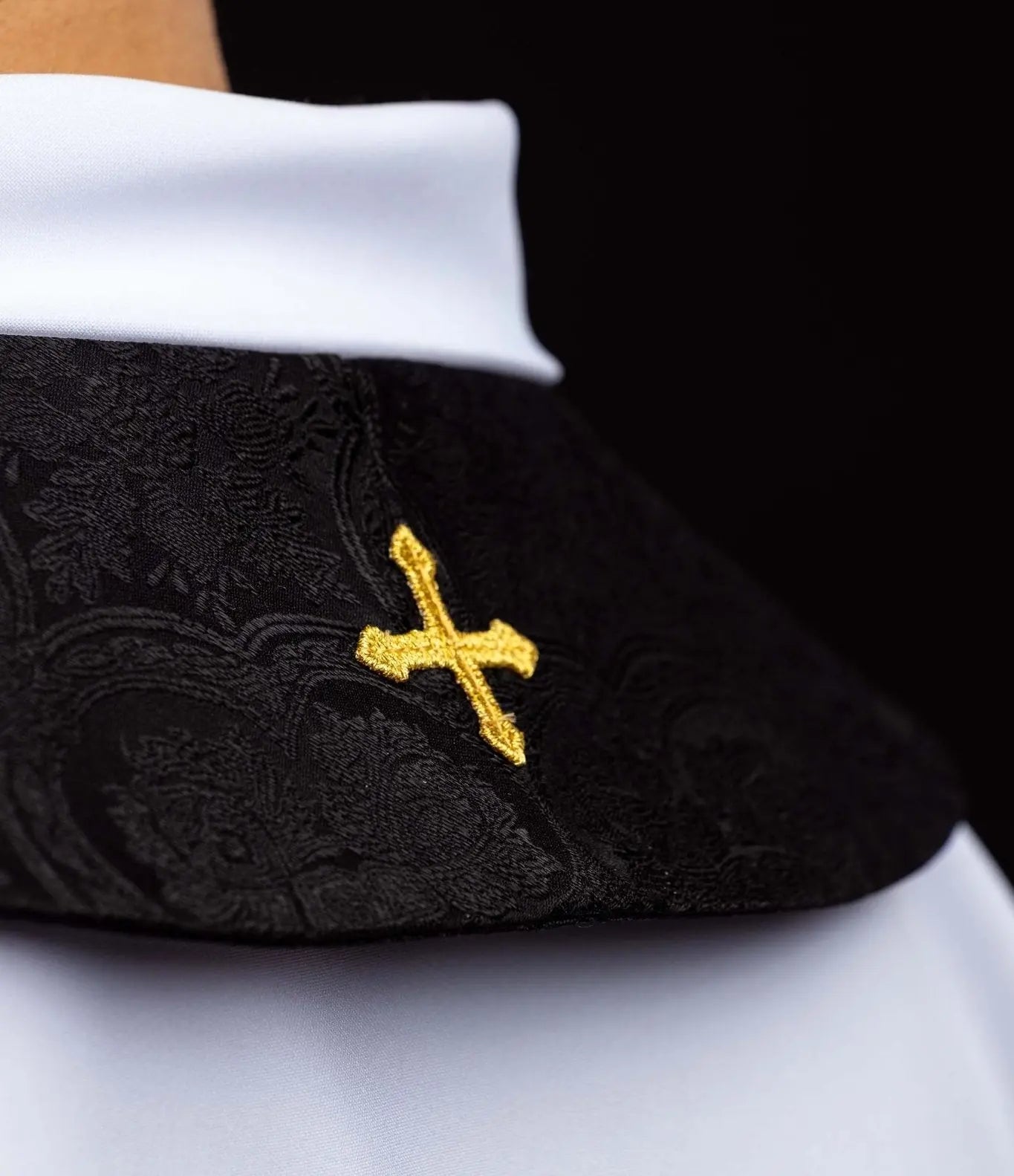 Estola Jacquard preta com cruz bordada