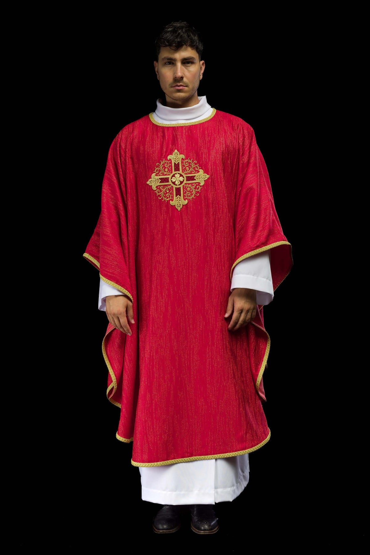 Czerwony ornat z haftowanym motywem krzyża na ozdobnej tkaninie - ORNATY.PL