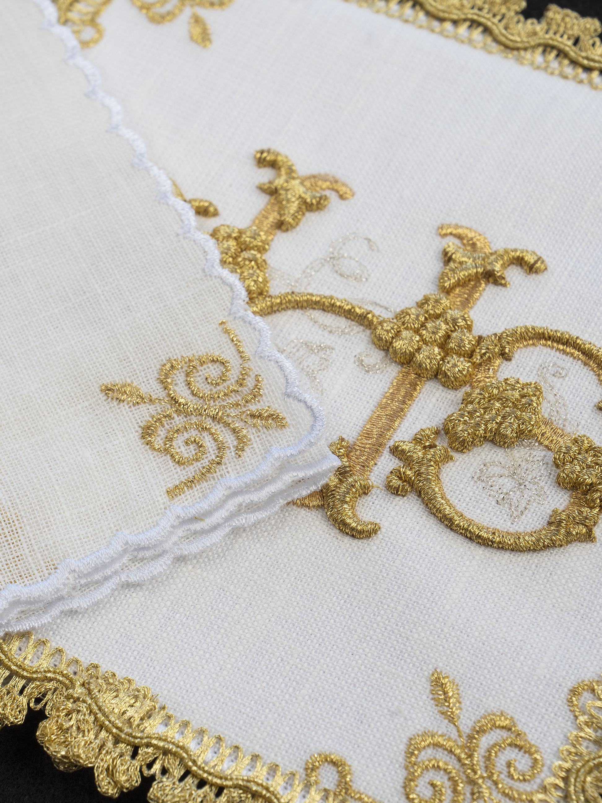 Linen chalice linen embroidered with gold embellishments IHS