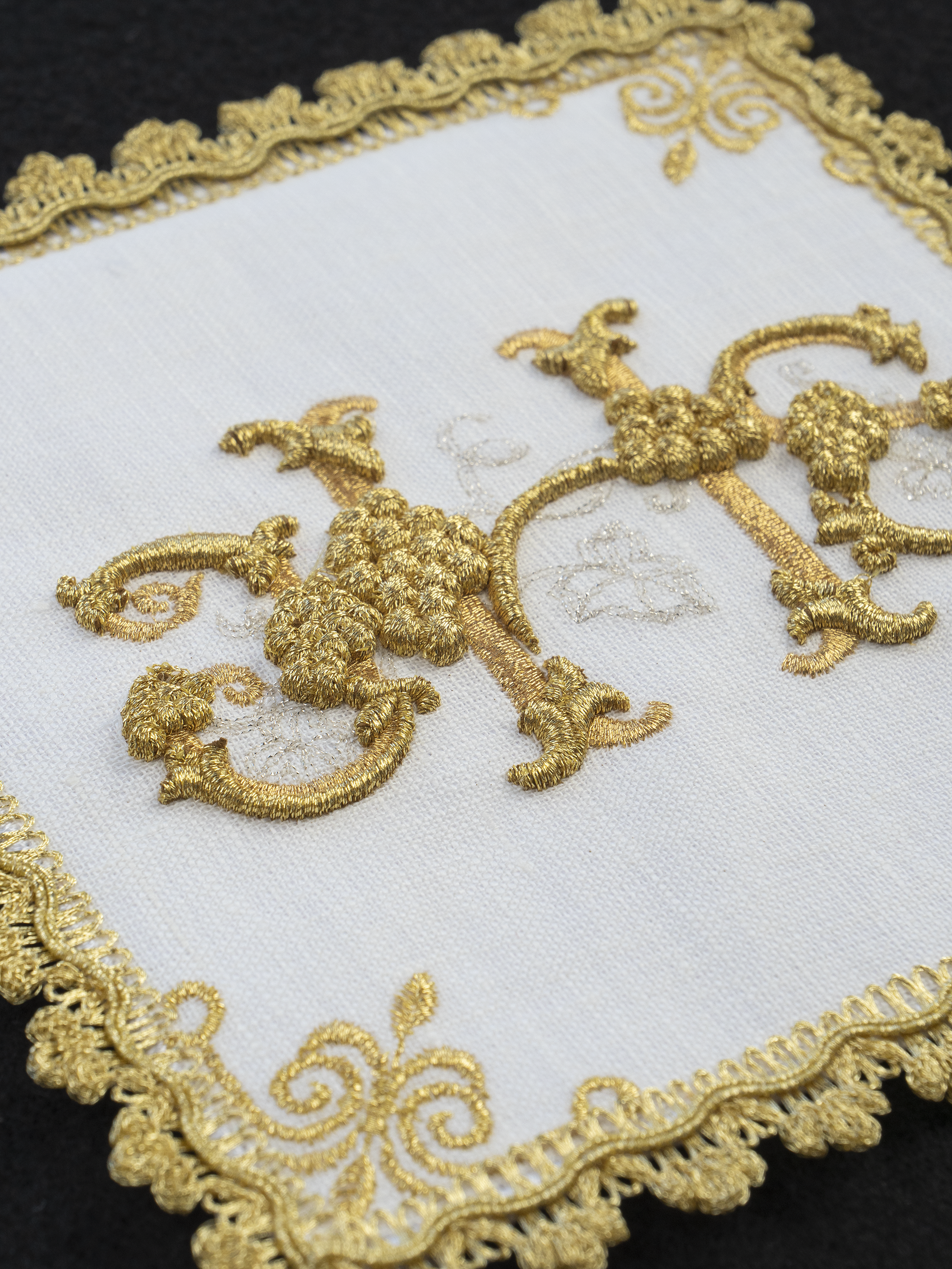 Linen chalice linen embroidered with gold embellishments IHS