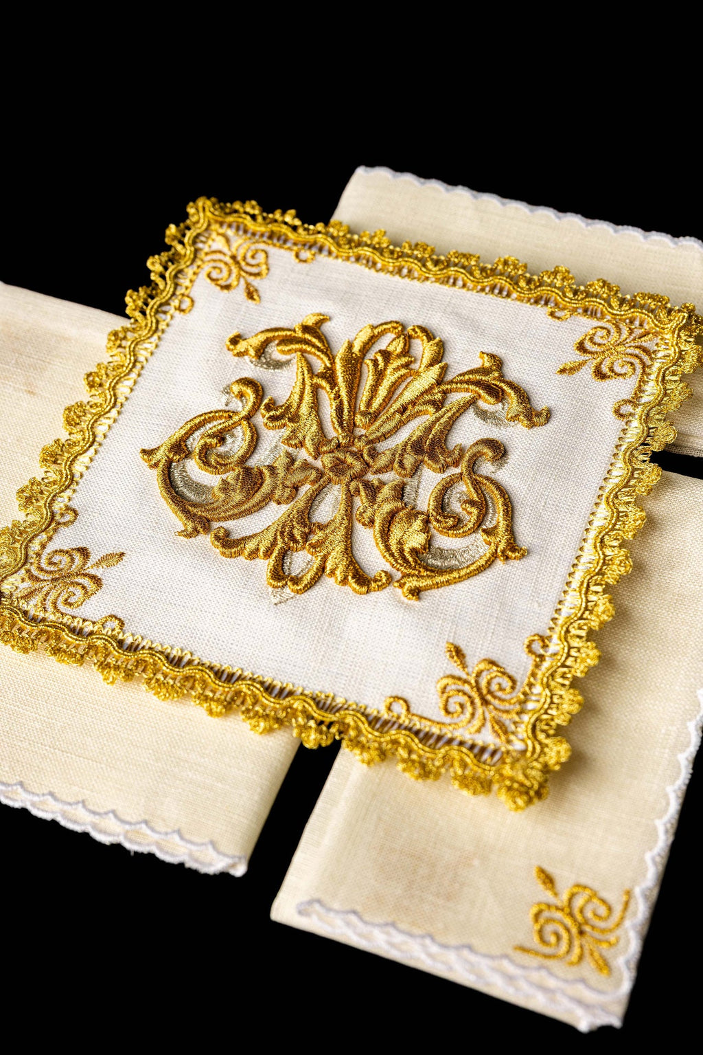 Bielizna kielichowa haftowana Maryjna Złote zdobienia LEN - ORNATY.PL
