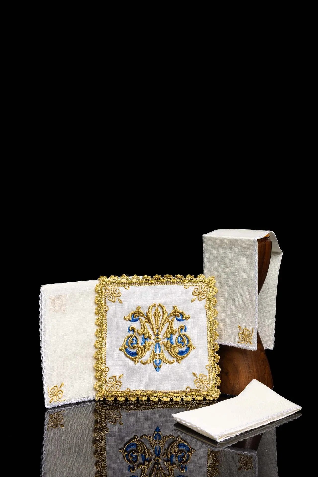 Embroidered chalice linen Golden Marian Symbol LEN