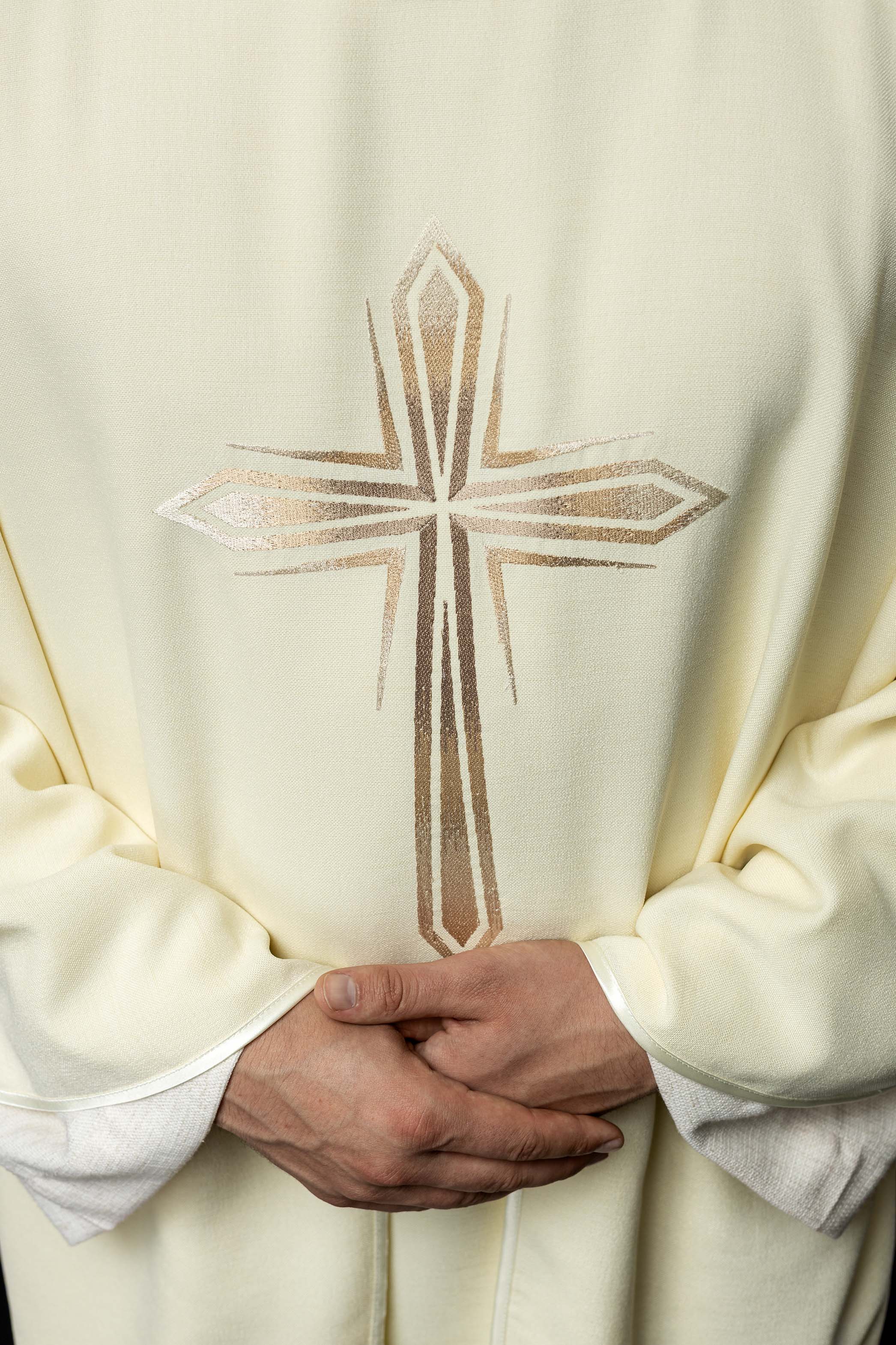 Embroidered chasuble with the pattern of the Cross ecru colour