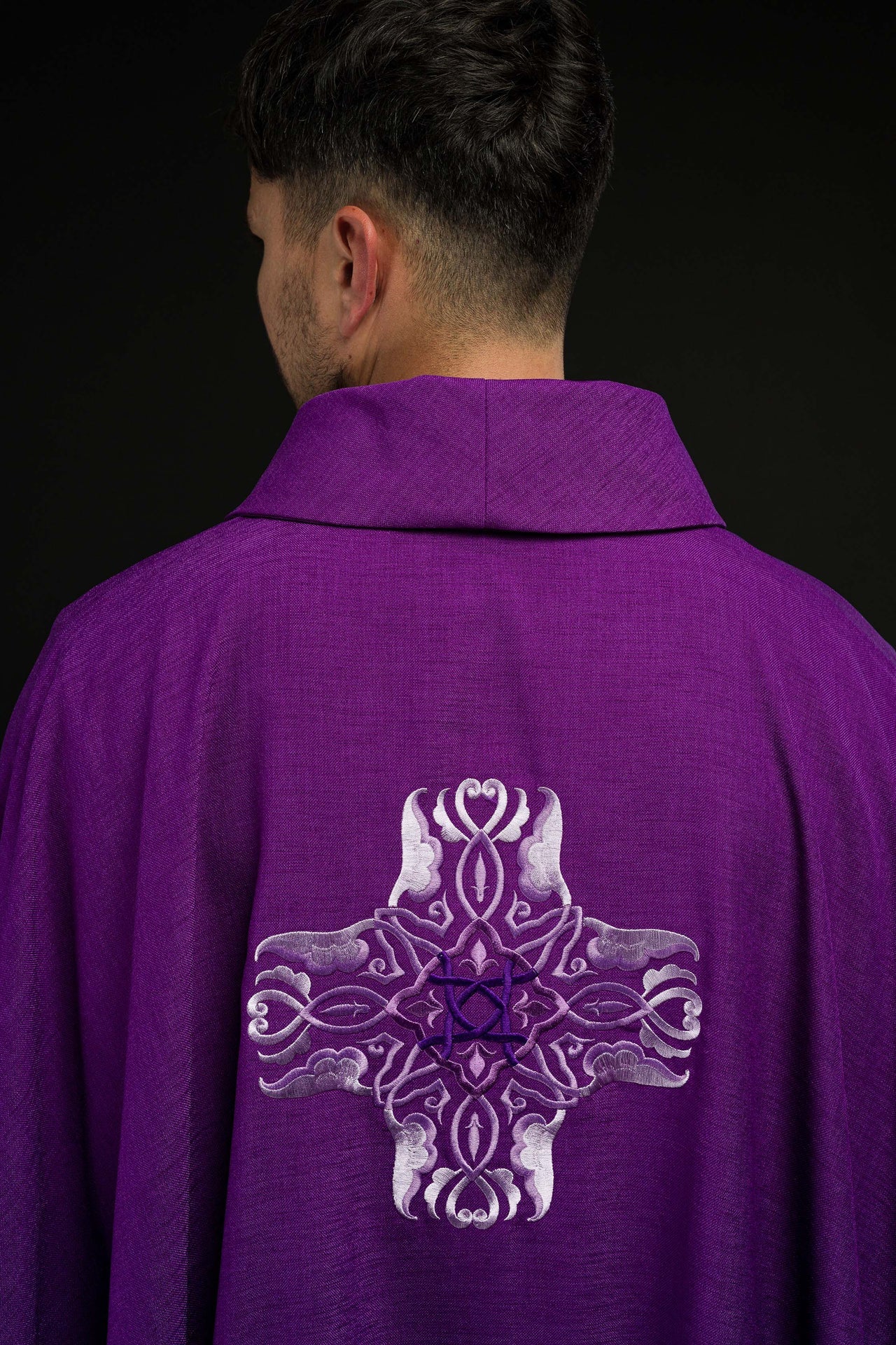 Ornat fioletowy z haftem Krzyża - ORNATY.PL