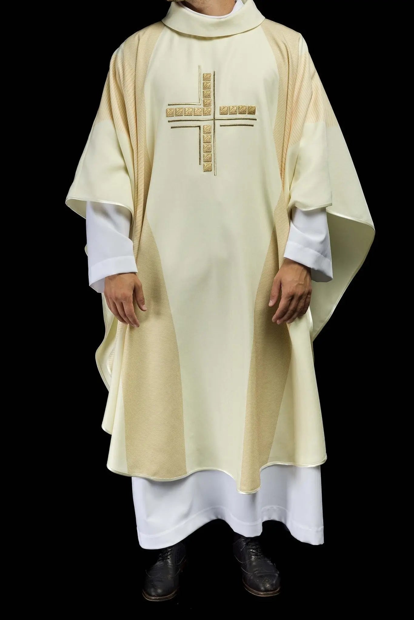 Chasuble in ecru with embroidered Cross