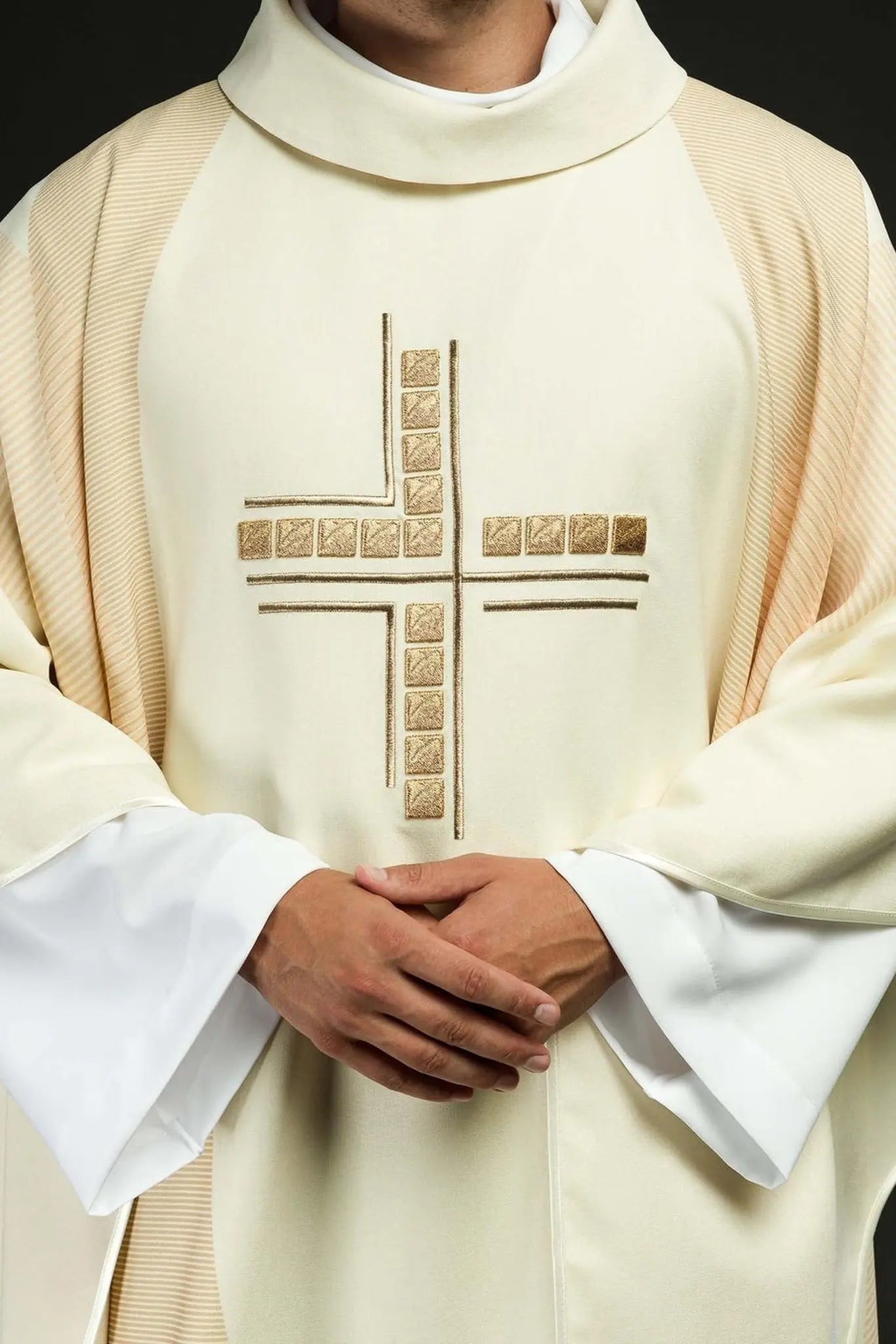Chasuble in ecru with embroidered Cross