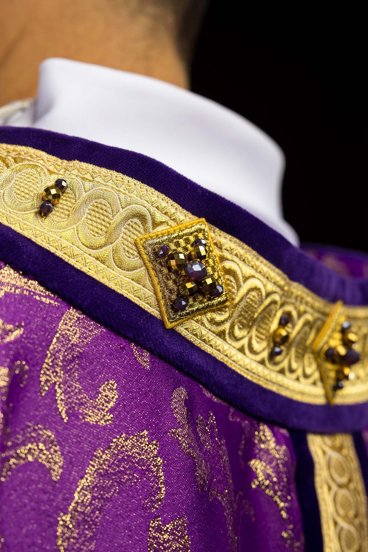 Ręcznie wykonany ornat z naturalnymi kamieniami Handmade 7003