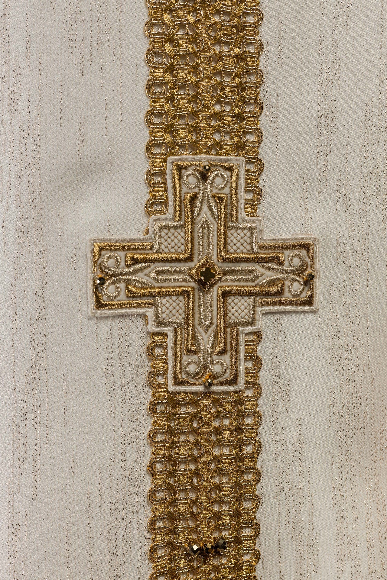 Ręcznie wykonany ornat z naturalnymi kamieniami Handmade 7015 Ecru - ORNATY.PL