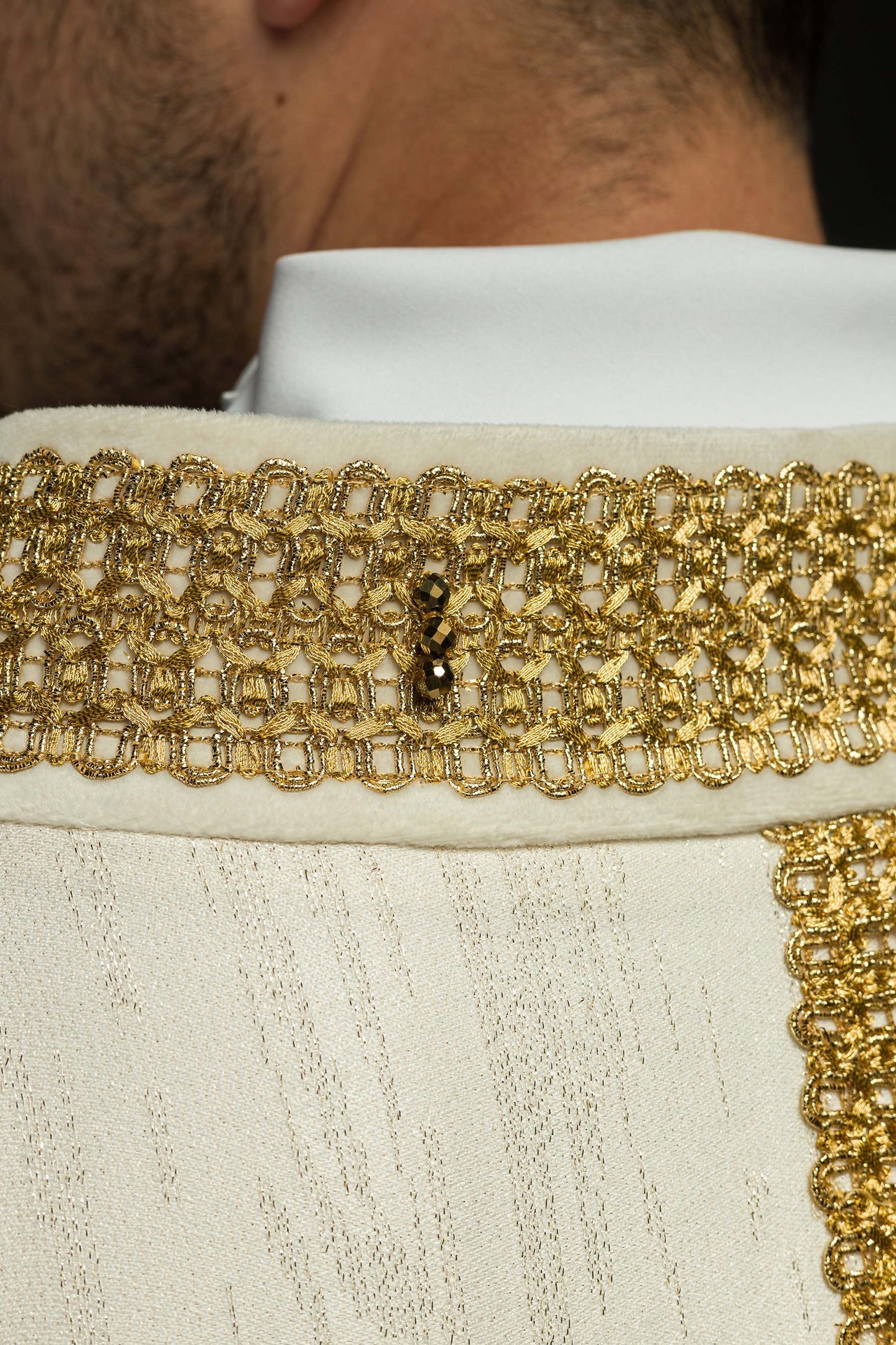 Ręcznie wykonany ornat z naturalnymi kamieniami Handmade 7015 Ecru - ORNATY.PL