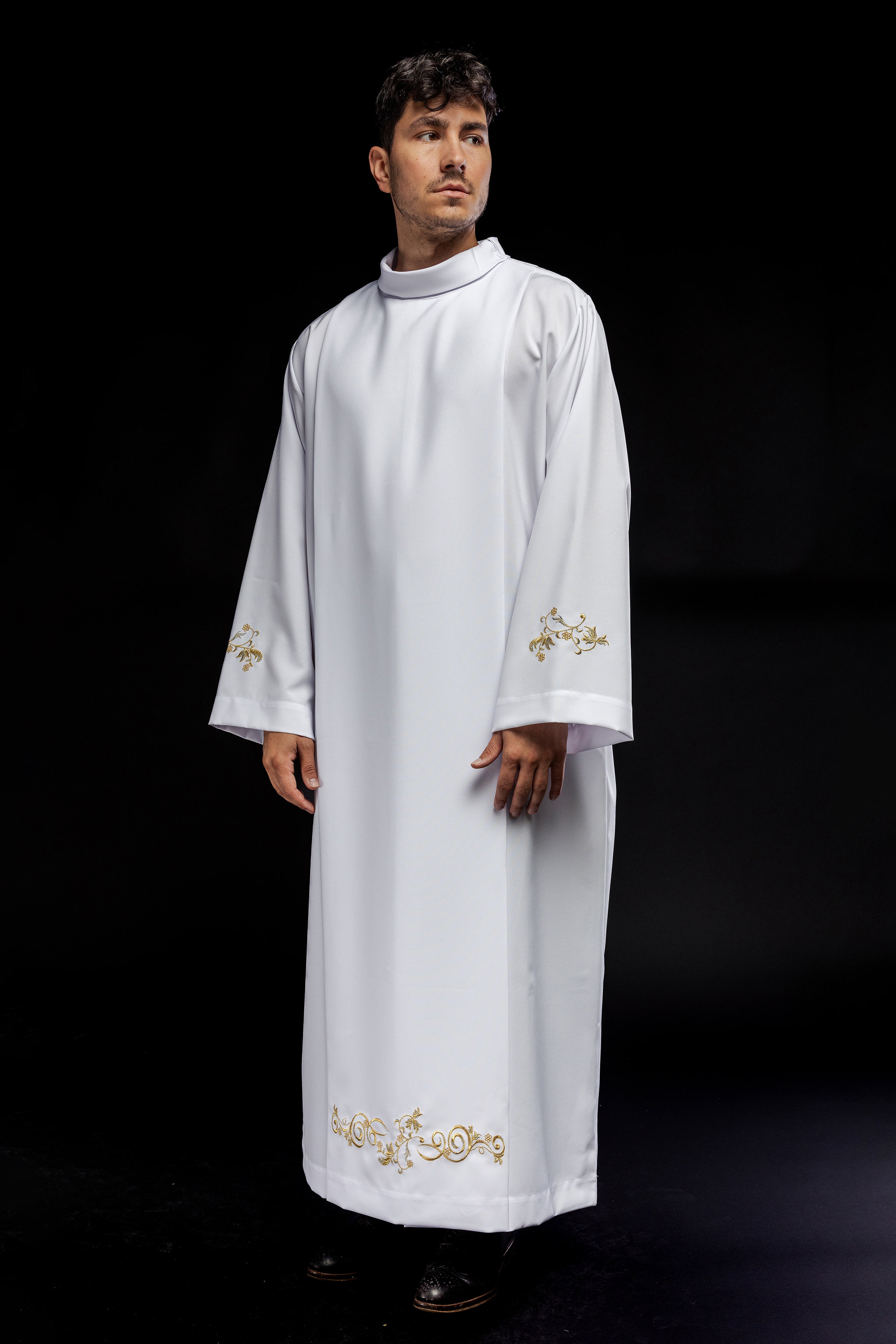 Plain turtleneck priest's robe White decorative embroidery