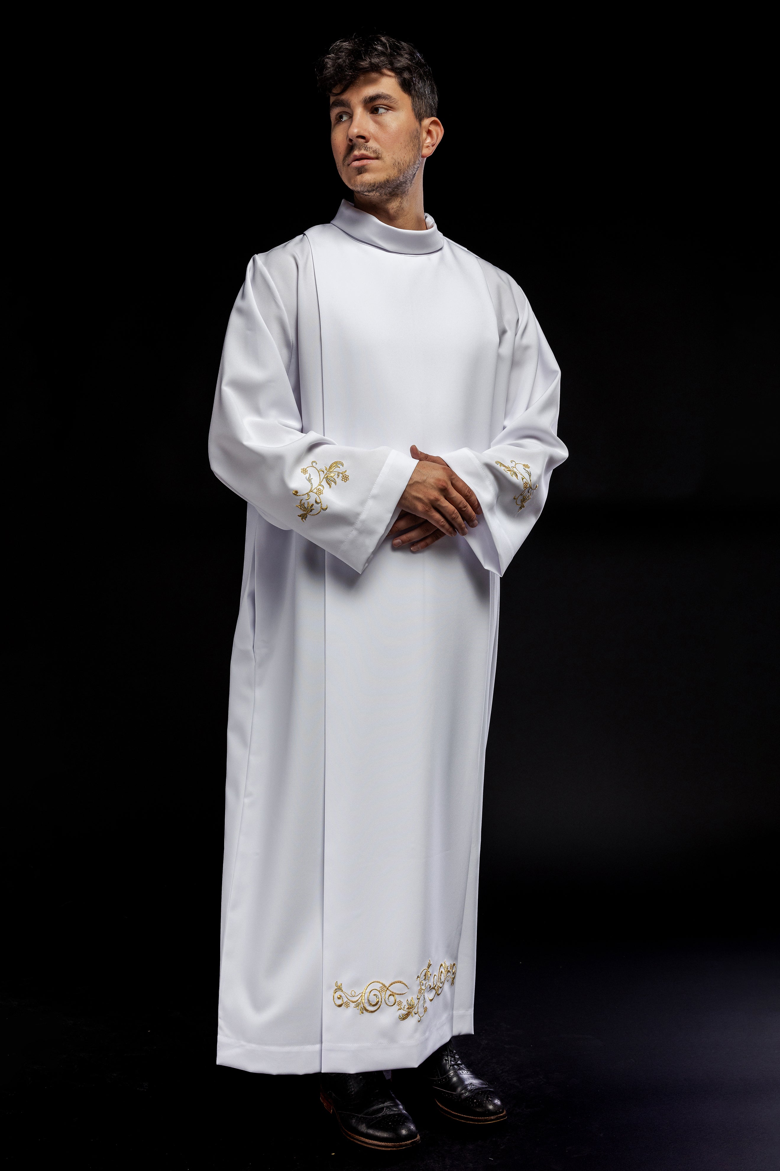 Plain turtleneck priest's robe White decorative embroidery